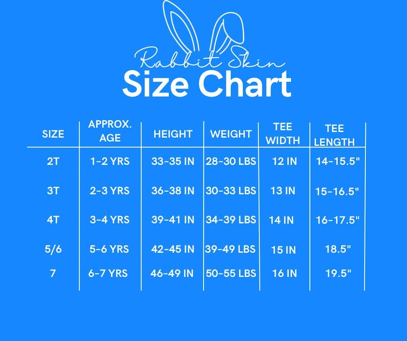 K&ouml;nnte beinhalten: Blaue Gr&ouml;&szlig;entabelle f&uuml;r Rabbit Skin-Kleidung. Die Tabelle enth&auml;lt die Gr&ouml;&szlig;en 2T bis 7, mit entsprechenden Altersgruppen, Gr&ouml;&szlig;e in Zoll, Gewicht in Pfund, T-Shirt-Breite in Zoll und T-Shirt-L&auml;nge in Zoll. Das Rabbit Skin-Logo ist oben.