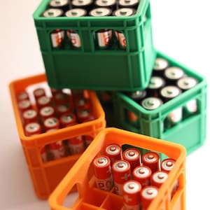 Könnte beinhalten: Eine weiße Keramik-Tasse mit schwarzem Henkel und dem Text "But First, Coffee" in schwarzer, fetter Schrift. Die Tasse steht auf einer Holzoberfläche.