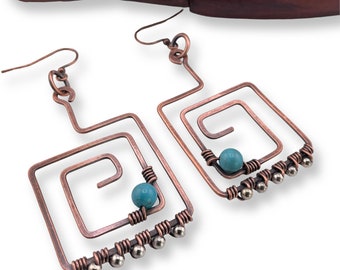 Boucles d'oreilles ethniques tribales aztèques fabriquées à la main en cuivre avec des pierres turquoises emballées dans du fil - Cadeau parfait pour elle