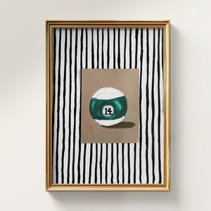 Può includere: Opera d'arte incorniciata con un dipinto di una palla da biliardo verde e bianca con il numero 14. L'opera è ambientata su uno sfondo a strisce bianche e nere e incorniciata in oro.