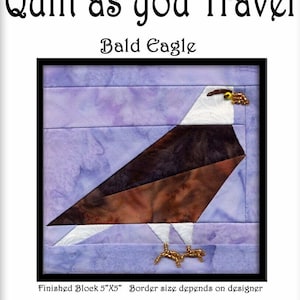 Può includere: Un blocco di trapunta con un'aquila calva con tessuto marrone, bianco e viola. Il blocco finito misura 5 pollici per 5 pollici. Il testo "Quilt as you Travel" e "Bald Eagle" è in alto nell'immagine.