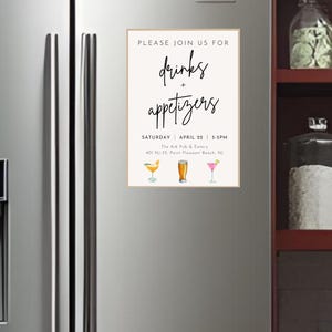 Könnte beinhalten: Ein rechteckiger Einladungs-Magnet mit den Worten „PLEASE JOIN US FOR drinks + appetizers“ in schwarzer Schrift. Die Einladung enthält Datum, Uhrzeit und Ort. Aquarellillustrationen von Cocktails und Bier befinden sich unten. Der Magnet befindet sich auf einem Kühlschrank aus Edelstahl.