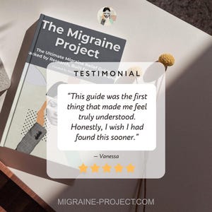 Puede incluir: Un libro titulado "The Migraine Project" con una cubierta gris oscuro y texto blanco. Una tarjeta de testimonio con una cita y cinco estrellas doradas es visible. La dirección del sitio web MIGRAINE-PROJECT.COM es visible.