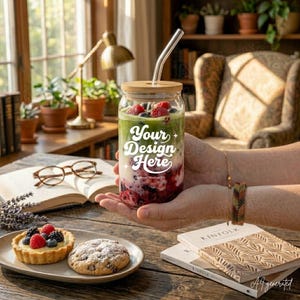 Könnte beinhalten: Ein klares Glas mit Bambusdeckel und Glasstrohhalm, gefüllt mit einem geschichteten Beerensmoothie. Auf dem Glas steht der weiße Text Your Design Here. Das Getränk enthält sichtbare rote und blaue Beeren, grüne Früchte und eine cremige Schicht.