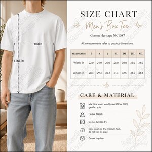 Könnte beinhalten: Ein weißes T-Shirt mit kurzen Ärmeln und eine hellblaue Jeans. Das Bild enthält eine Größentabelle für das Cotton Heritage MC1087 Box-T-Shirt mit Breiten- und Längenangaben in Zoll von 22,0 bis 34,0 sowie Pflegehinweise für die Maschinenwäsche.