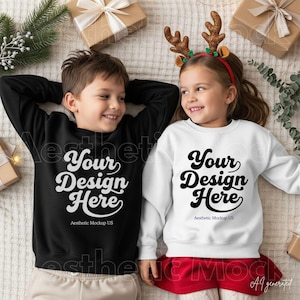 Vit Svart Gildan 18000B Barntröja Mockup | Jul 2026 Flat lay | Jul Syskon Matchande Barn Crewneck PNG Livsstil Mockup