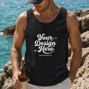 Könnte beinhalten: Ein schwarzes ärmelloses Tanktop mit dem weißen Schriftzug Your Design Here in Schreibschrift, akzentuiert durch kleine vierzackige Sternsymbole. Das Oberteil enthält den kleinen Text Aesthetic Mockup US unterhalb des Hauptdesigns.