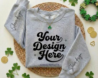 Maquette de sweat-shirt Gildan 18000 gris chiné | Sweat-shirt ras du cou pour la Saint-Patrick, présentation pliée à plat | Présentoir de vêtements Etsy (impression à la demande) PNG