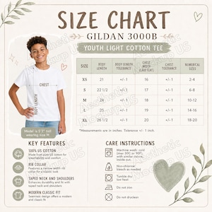 Könnte beinhalten: Größentabelle für ein Gildan 3000B Youth Light Cotton Tee. Die Tabelle enthält Maße in Zoll für Körperlänge und Brustweite, mit Größen von XS bis XL. Hauptmerkmale sind 100 % US-Baumwolle, ein Rippkragen, getapte Schultern und eine moderne, klassische Passform.
