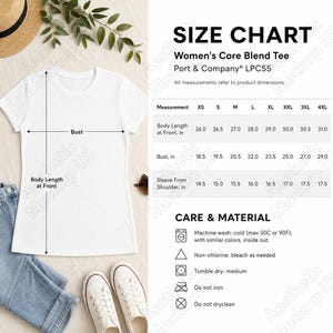 Può includere: Una t-shirt bianca accanto a una tabella delle taglie per il modello Port & Company LPC55. La tabella elenca le misure in pollici per la lunghezza del corpo, il busto e la lunghezza della manica dalla taglia XS alla 4XL. Istruzioni incluse.