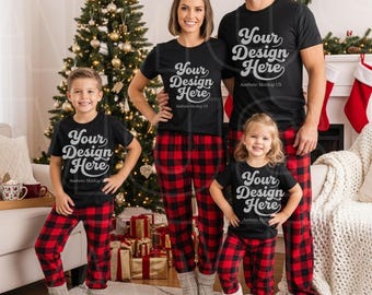 Puede incluir: Una familia de cuatro personas viste camisetas negras a juego con el texto Your Design Here y pantalones de pijama de cuadros rojos y negros. Las camisetas tienen una fuente blanca. El grupo está frente a un árbol de Navidad.
