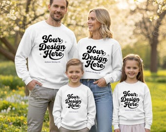 Weißes Gildan 18000 Familien-Mockup für den Außenbereich (PNG) | Frühlings-Lifestyle-T-Shirt-Mockup für Papa, Mama und Kinder | Weißes Sweatshirt im minimalistischen Trend-Stil