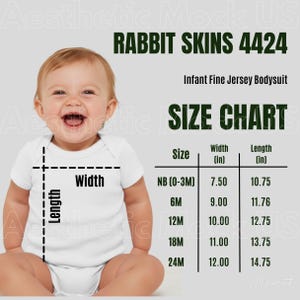 Pode incluir: Um body de bebé em jersey fino branco apresentado com uma tabela de tamanhos para Rabbit Skins 4424. A tabela lista tamanhos de NB a 24M com larguras e comprimentos em polegadas, variando de 7,50 a 12,00 polegadas de largura e 10,75 a 14,75 polegadas de comprimento.