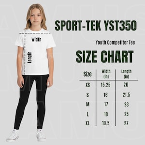 Puede incluir: Una persona lleva una camiseta blanca y leggings negros. La imagen incluye una tabla de tallas para una camiseta Youth Competitor, con medidas en pulgadas para las tallas XS a XL. La camiseta tiene el texto "SPORT-TEK YST350".