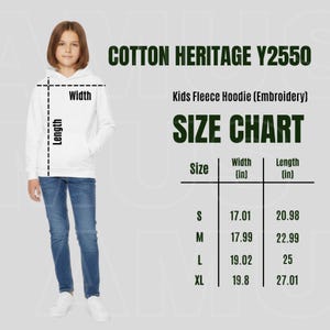 Puede incluir: Una sudadera con capucha de forro polar blanca para niños con una tabla de tallas. La tabla muestra las medidas en pulgadas de ancho y largo para las tallas S, M, L y XL. La sudadera está etiquetada como "COTTON HERITAGE Y2550".