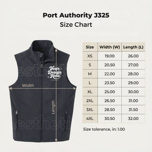 Może przedstawiać: Czarna kamizelka z zapięciem na zamek błyskawiczny, z napisem "Your Design Here". Tabela rozmiarów pokazuje wymiary szerokości i długości w cm dla rozmiarów od XS do 4XL. Kamizelka oznaczona "Port Authority J325".