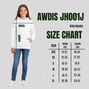 Può includere: Felpa con cappuccio bianca per bambini con tabella delle taglie. La tabella elenca le taglie 2XS a XL, con misure di larghezza da 37 cm a 49 cm e misure di lunghezza da 42 cm a 62 cm.