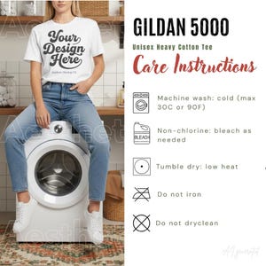 Op de afbeelding: Een wit t-shirt met korte mouwen en de tekst Your Design Here in het zwart. De afbeelding bevat een Gildan 5000 wasvoorschrift met instructies voor machinewas op 30C, chloorvrij bleekmiddel, drogen op lage temperatuur, niet strijken en niet chemisch reinigen.
