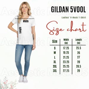 以下が含まれることがあります： サイズチャート付きの白いVネックTシャツ。Sから3XLまでのサイズが記載されており、幅と長さの測定値はインチです。「GILDAN 5VOOL」と「Ladies' V-Neck T-Shirt」の文字も表示されています。