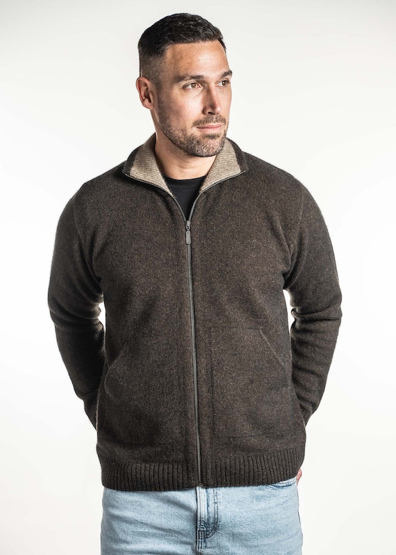 Cardigan en pure laine Mérinos sur vert | atelier GOLDNER