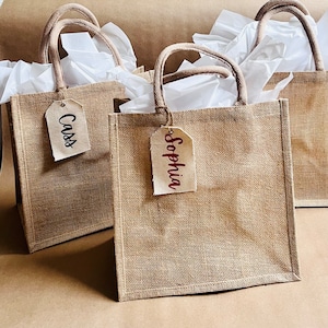Medium Burlap Tote Bag with Personalized Name Tag, reusable Gift Bag Beach tote Bag, Bridesmaid Tote Bag with Tag