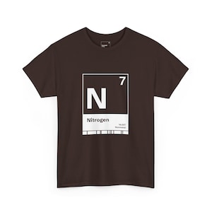 Peut inclure: T-shirt marron avec un motif blanc représentant l'élément azote du tableau périodique. Le motif comprend la lettre "N", le chiffre "7" et le mot "Nitrogen".