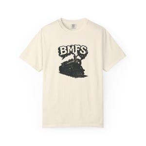 BMFS T-shirt med grafisk design, Billy Strings-inspirerad design, unisex-t-shirt, fritidskläder, present till tågälskare, vardagskomfort.