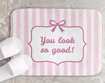 Roze en wit gestreepte badmat: preppy badkamerdecor, motiverende slaapzaalmat