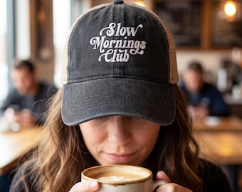 Slow Mornings Club-hoed voor dames met gat in de staart | Leuke truckerspet | Pet van gewassen katoenen mesh | Cadeau voor haar | Gezellige lifestyle-esthetiek