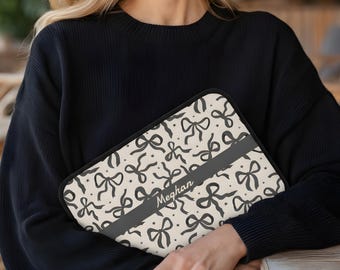 Gepersonaliseerde laptophoes met zwarte en crèmekleurige strikken | Op maat gemaakte MacBook Pro-hoes met ritssluiting