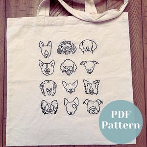 以下が含まれることがあります： さまざまな犬種の黒い線画が描かれた、クリーム色のトートバッグ。 バッグは長方形で、2つのハンドルが付いています。 「PDF Pattern」というテキストが青い円の中にあります。 バッグは天然素材で作られています。