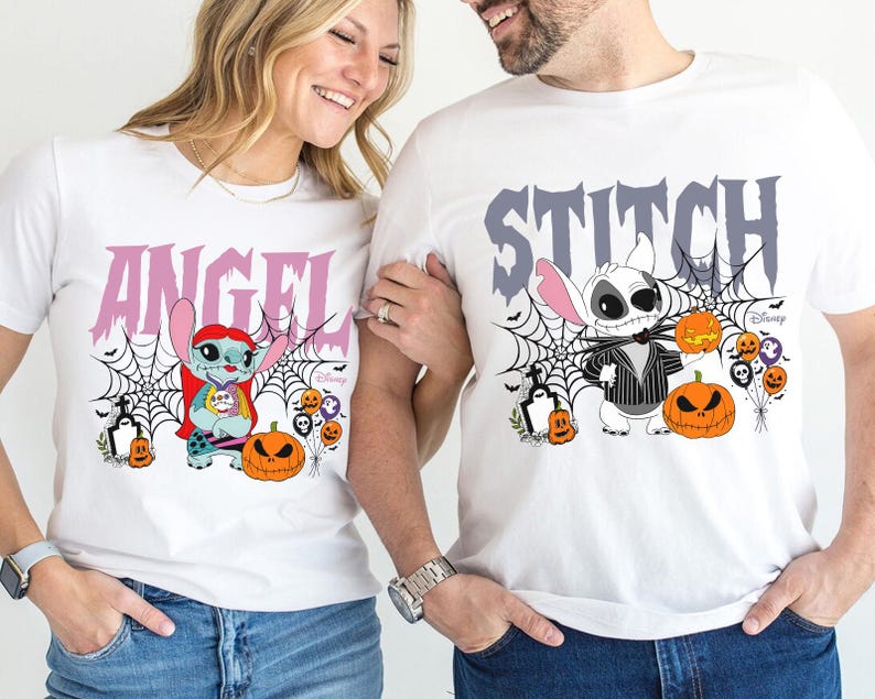 Pode incluir: T-shirts brancas com gr&aacute;ficos de Stitch e Angel com tema de Halloween. Uma camisa apresenta "ANGEL" em rosa, a outra "STITCH" em cinza. Ambas apresentam teias de aranha, ab&oacute;boras e a marca Disney.