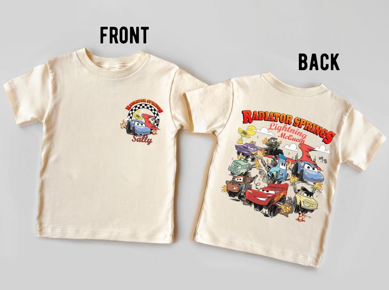 Pode incluir: Camiseta creme com um desenho de desenho animado do filme Carros. A frente mostra Sally e o texto "Sally". A parte de tr&aacute;s da camisa apresenta Rel&acirc;mpago McQueen e outros personagens com o texto "Radiator Springs Lightning McQueen".