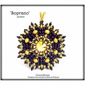 Può includere: Un pendente fatto a mano, chiamato 'Soprano', presenta una gemma gialla centrale sfaccettata circondata da un design a stella. Il pendente è realizzato con perline viola e oro, e include il testo 'CrownofStones' e il nome del designer.