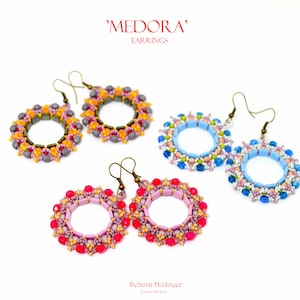 Op de afbeelding: Een verzameling van kralen oorringen in verschillende kleuren, waaronder oranje, paars, blauw en roze, tegen een witte achtergrond. De tekst "MEDORA" en "EARNINGS" staat bovenaan.