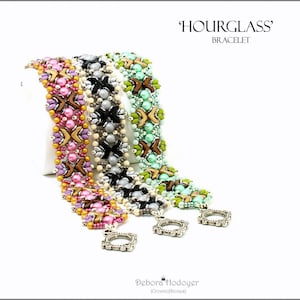以下が含まれることがあります： ピンク、黒、緑の3つのビーズブレスレット。それぞれユニークなデザインです。ブレスレットには「HOURGLASS」のラベルがあり、ビーズと金属のアクセントが組み合わされています。ブレスレットは白い表面に展示されています。