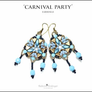 Puede incluir: Un par de pendientes con cuentas con el texto "CARNIVAL PARTY" y "EARRINGS". Los pendientes presentan un diseño central de formas geométricas azul claro y doradas, rodeadas de cuentas azules más pequeñas. Cuentas de lágrima azul claro cuelgan de la parte inferior.
