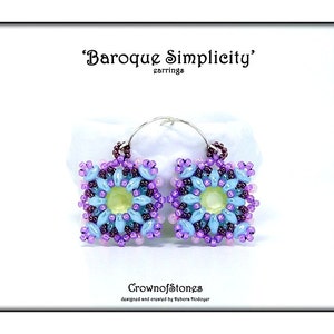 Op de afbeelding: Een paar vierkante oorbellen met een bloemmotief, met lichtblauwe, paarse en gele kralen. De oorbellen zijn gelabeld met 'Baroque Simplicity' en 'CrownofStones'.