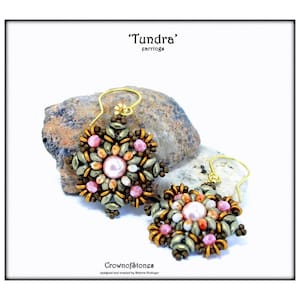 Puede incluir: Un par de pendientes 'Tundra' hechos a mano. Cada pendiente presenta una perla central rodeada de cuentas rosas y bronce, con ganchos dorados. Los pendientes están diseñados por CrownofStones.