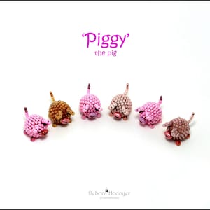 Pode incluir: Uma coleção de figuras de porcos de contas em tons de rosa e castanho. Cada porco tem uma cauda enrolada e um pequeno focinho. A palavra "Piggy" está escrita em rosa acima dos porcos. O nome e o logotipo do artista estão na parte inferior.