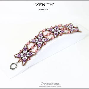 Pode incluir: Uma pulseira de contas com um design floral. A pulseira apresenta contas de lavanda, brancas e rosa, com um pingente prateado. A palavra "ZENITH" e a palavra "BRACELET" estão na parte superior da imagem.