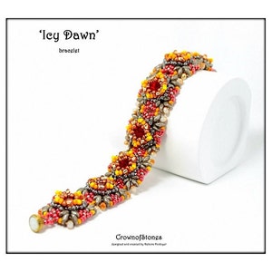 Può includere: Un braccialetto di perline con il testo "Icy Dawn" e "bracelet". Il braccialetto presenta un motivo di perline rosse, arancioni e argentate. Il braccialetto è esposto su una superficie bianca, con il testo "Crown of Stones" e il nome del designer in basso.