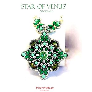 Può includere: Collana artigianale con un pendente a forma di stella. Il pendente presenta un design dettagliato con perline verdi e turchesi, accentuato da elementi metallici. Lo sfondo è bianco, con il testo "STAR OF VENUS" e "NECKLACE".
