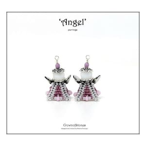 Könnte beinhalten: Ein Paar handgefertigte Engels-Ohrringe. Jeder Ohrring hat einen weißen Perlenkopf, silberne Flügel und einen Perlenkörper in Rosa- und Silbertönen. Die Ohrringe befinden sich auf einem weißen Hintergrund mit dem Wort 'Angel' und dem Markennamen 'Crownofstones'.