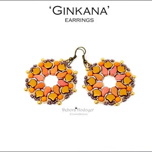 Può includere: Un paio di orecchini 'Ginkana'. Ogni orecchino presenta un design circolare con un'apertura centrale, realizzato con perline arancioni, pesca e dorate. Gli orecchini hanno una chiusura a gancio e sono su sfondo bianco.