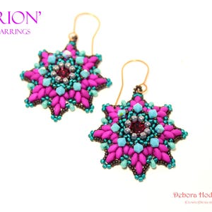 Può includere: Un paio di orecchini 'Orion' fatti a mano. Ogni orecchino presenta un design a stella con perline magenta, turchesi e argentate. Gli orecchini hanno ganci dorati e sono su sfondo bianco.