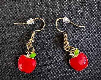 Hangoorbellen rode appel: geëmailleerde fruitbedelsieraden