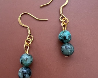 Pendientes de jaspe turquesa africano / Ganchos chapados en oro de 18 quilates / Pendientes colgantes de piedras preciosas naturales