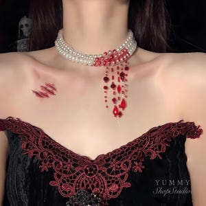 Tour de cou gothique avec perles et boucles d'oreilles en cristal rouge : parure de vampire