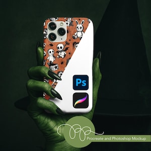 Può includere: Una custodia per telefono a tema Halloween con un motivo di fantasmi, ragni e un coniglietto su sfondo arancione. La custodia è tenuta da una mano verde con unghie lunghe e nere. Sono presenti anche i loghi di Photoshop e Procreate.